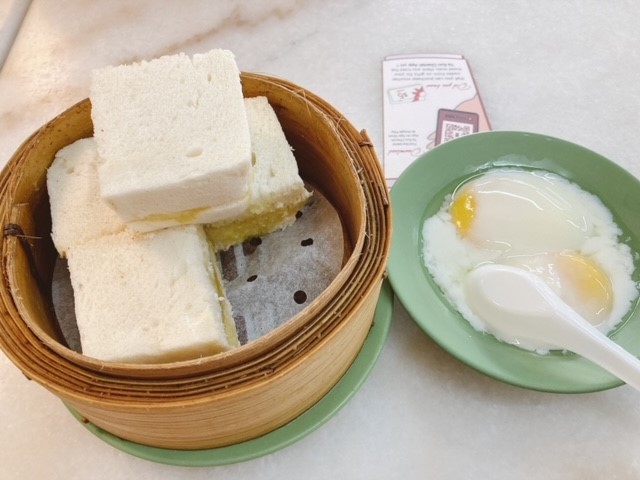 シンガポールの定番朝食セットを「ヤクンカヤトースト」本店で味わう